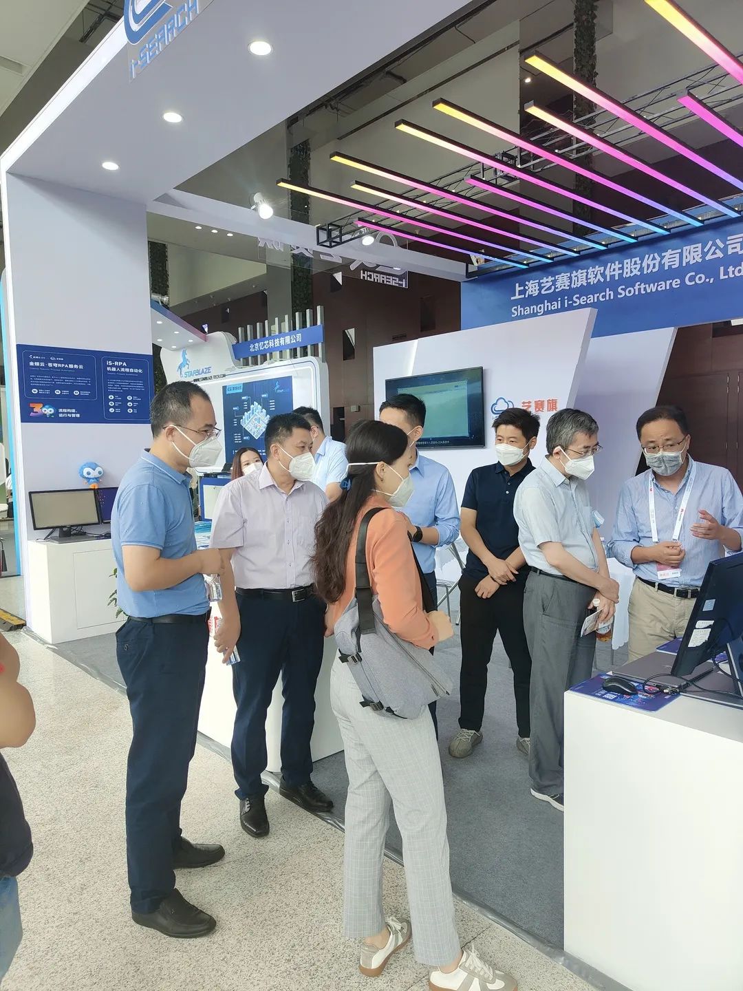 长宁区科委领导莅临艺赛旗展台参观!